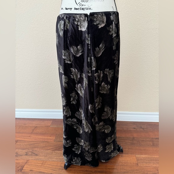Vince Fallen Leaf Velvet Skirt, Size 10 - Picture 4 of 15